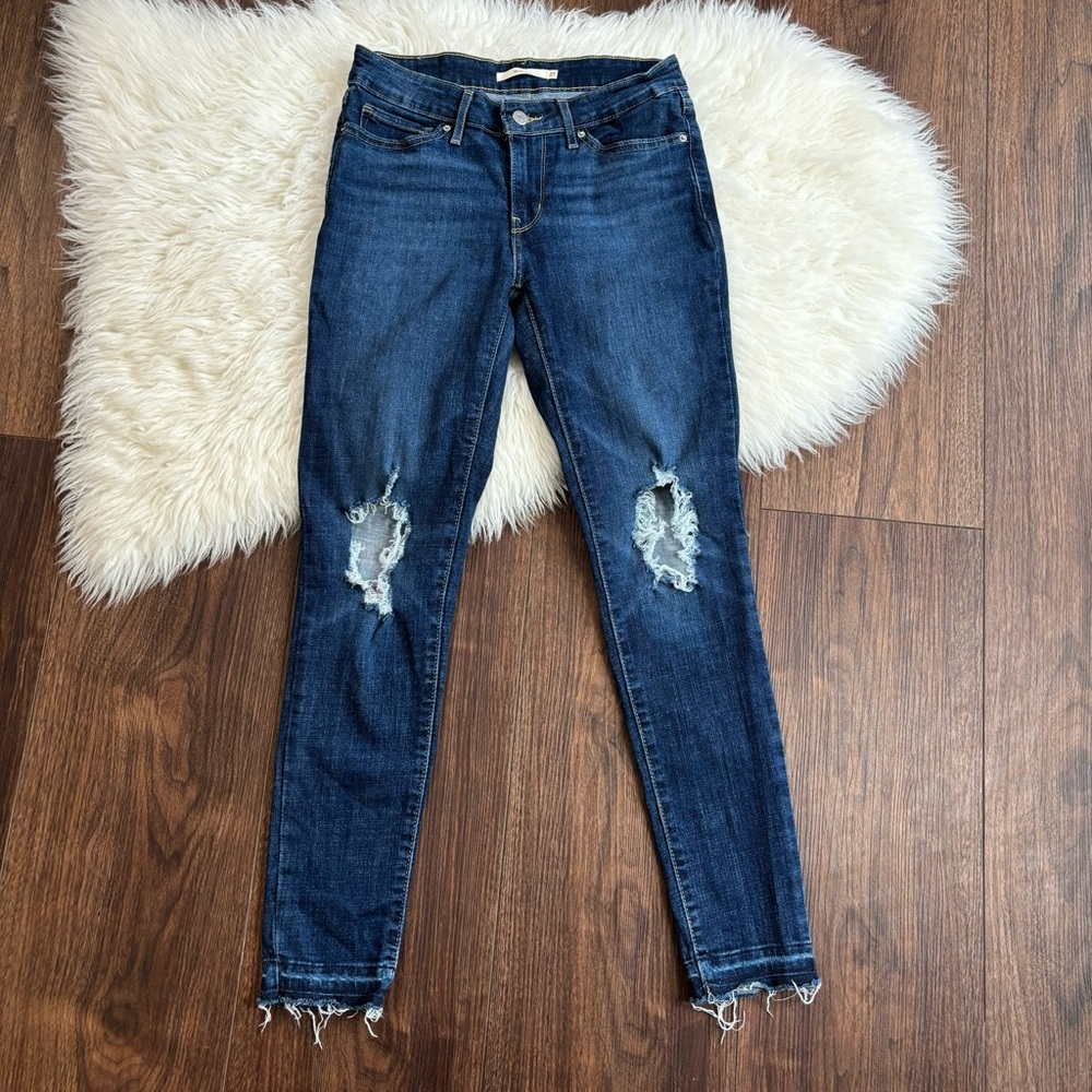 711 SKINNY Levi’s Women’s Size 27 Dark Wash Fitted Distressed Cut Off Jeans